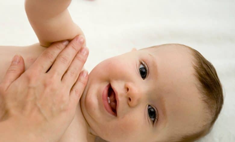 Le Massage Bebe Huiles De Massage Et He Pour Detendre Soulager Stimuler Le Bebe Le Massage Bebe Huiles De Massage Et He Pour Detendre Soulager Stimuler Le Bebe