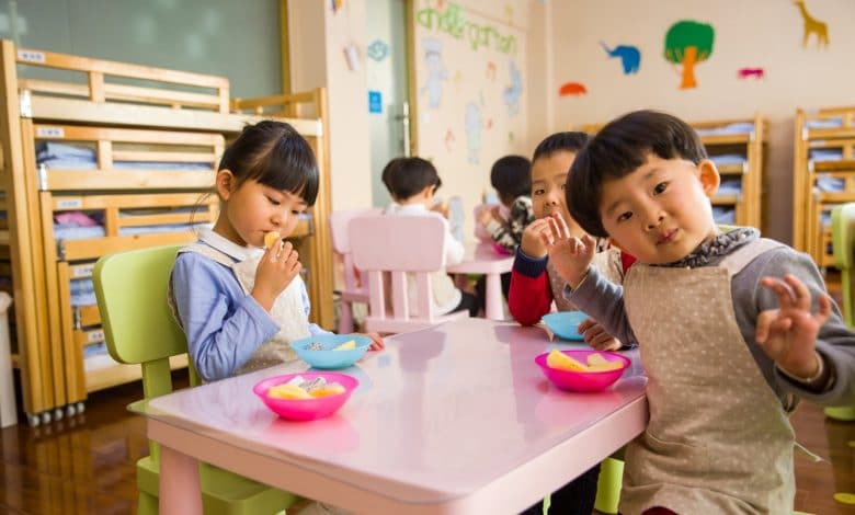 Enfants qui mangent autour d' une table