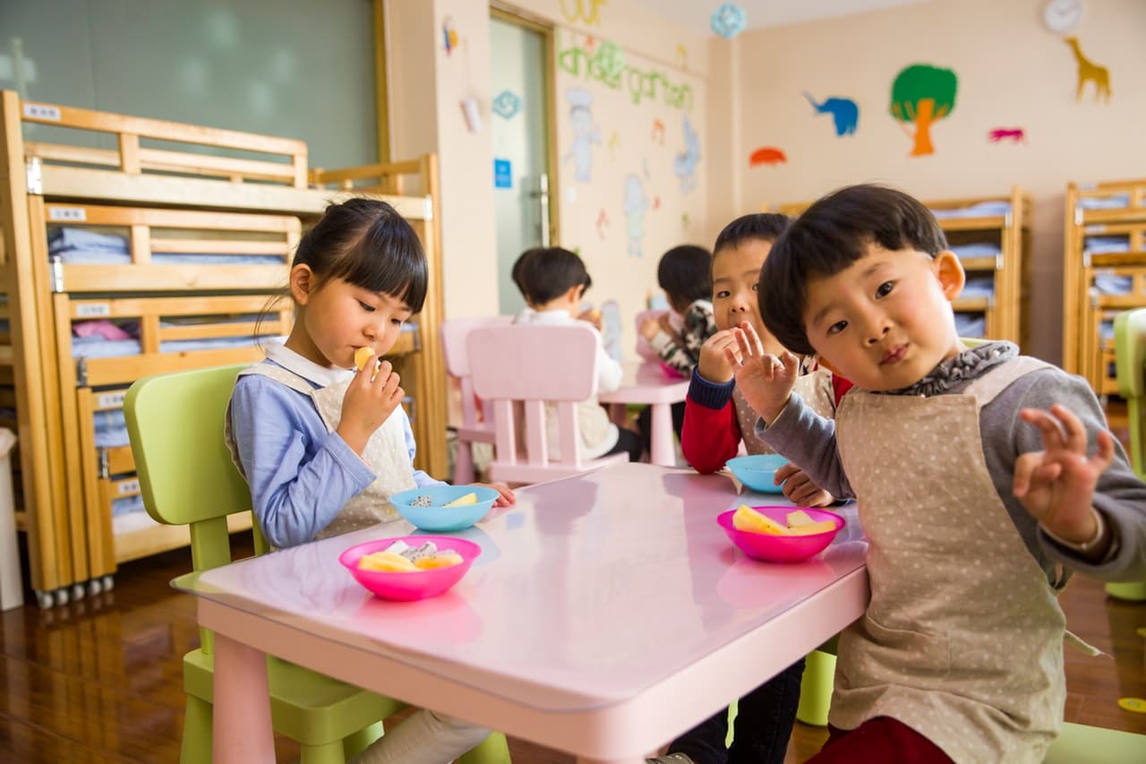Enfants qui mangent autour d' une table