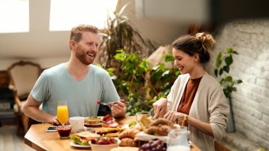 Couple prenant le petit dejeuner