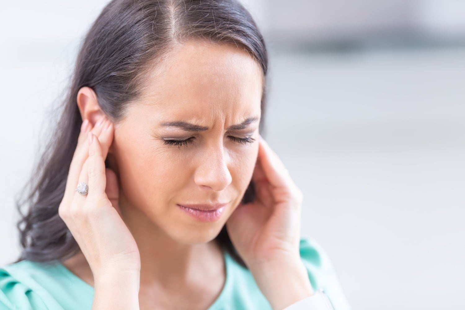 Szumy uszne w jednym uchu: główne przyczyny