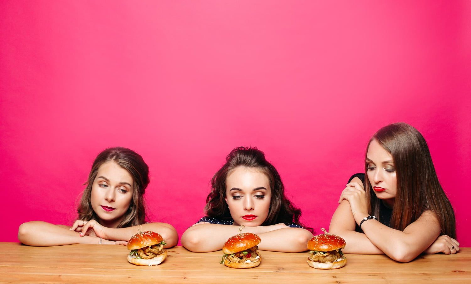 3 Femmes devany une table avec 3 hamburguer