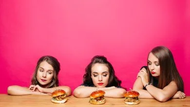 3 Femmes devany une table avec 3 hamburguer
