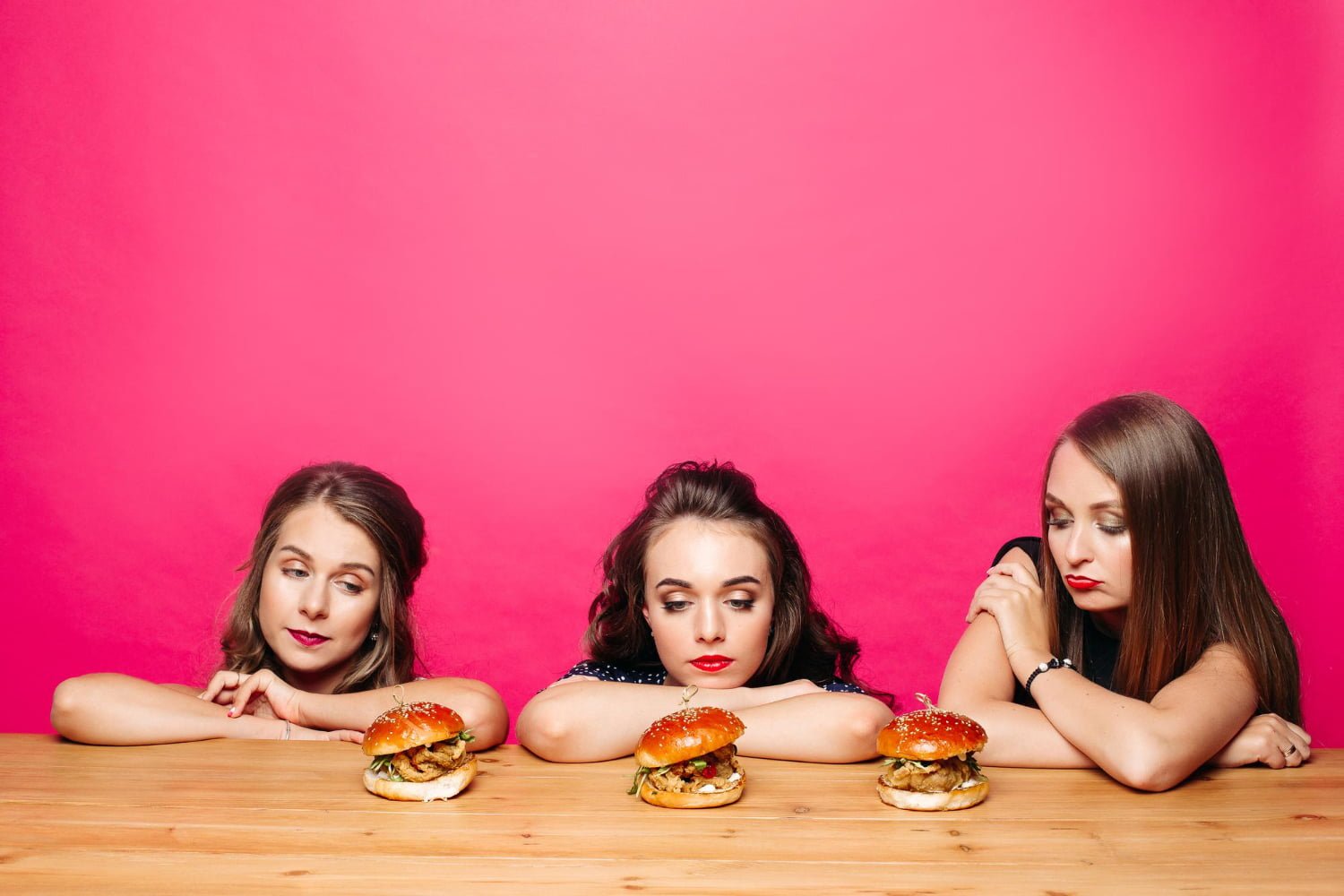 3 Femmes devany une table avec 3 hamburguer