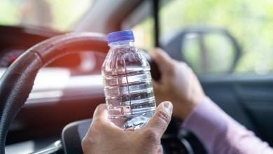 Bouteille d' eau dans une voiture