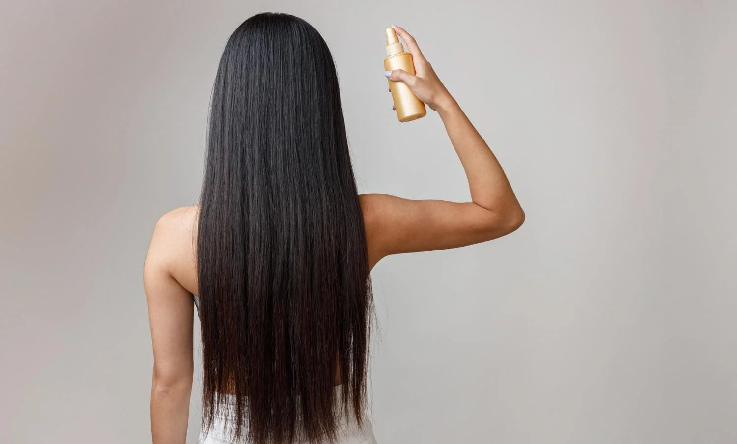 Femme avec un spray cheveux