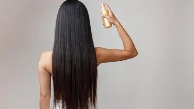 Femme avec un spray cheveux