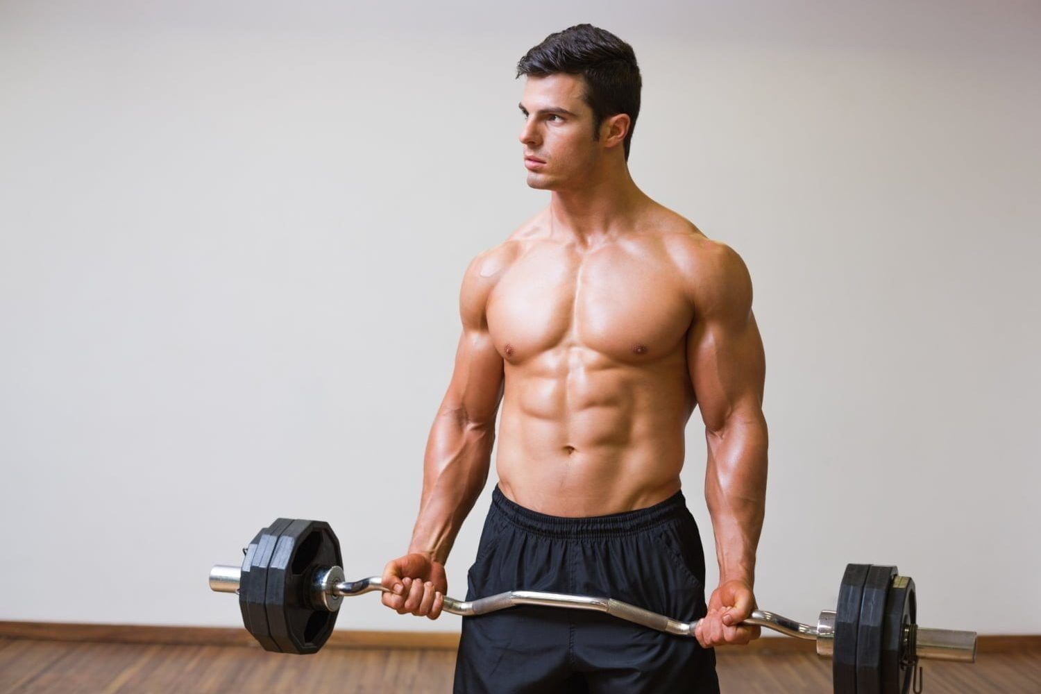 Home avec des abdominaux Avec une altere