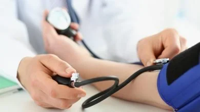 Docteur prend la tension à un pacient