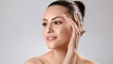 Felle avec une main sur le visage