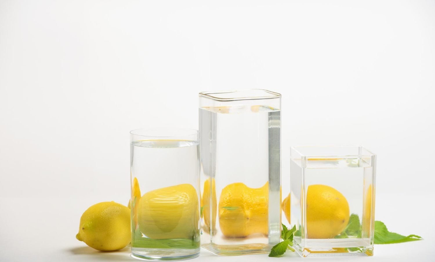 Verre d' eau avec des citrons