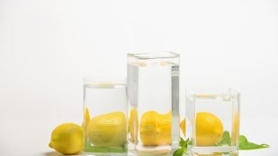 Verre d' eau avec des citrons