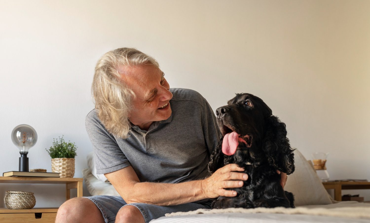 Homme qui caresse un chien