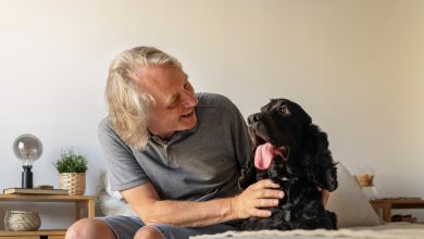 Homme qui caresse un chien