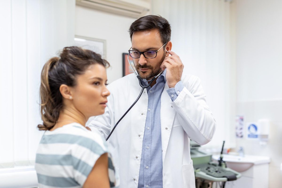 Docteur oscultant une pasciente