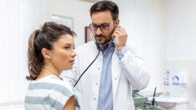 Docteur oscultant une pasciente