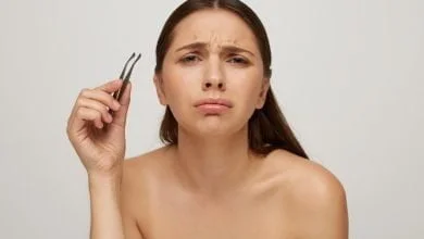 Femme se depilant le visage