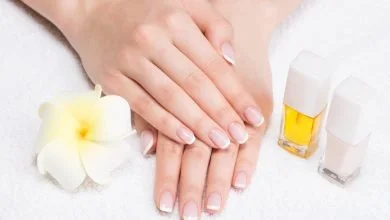 Main d efemme ongle long