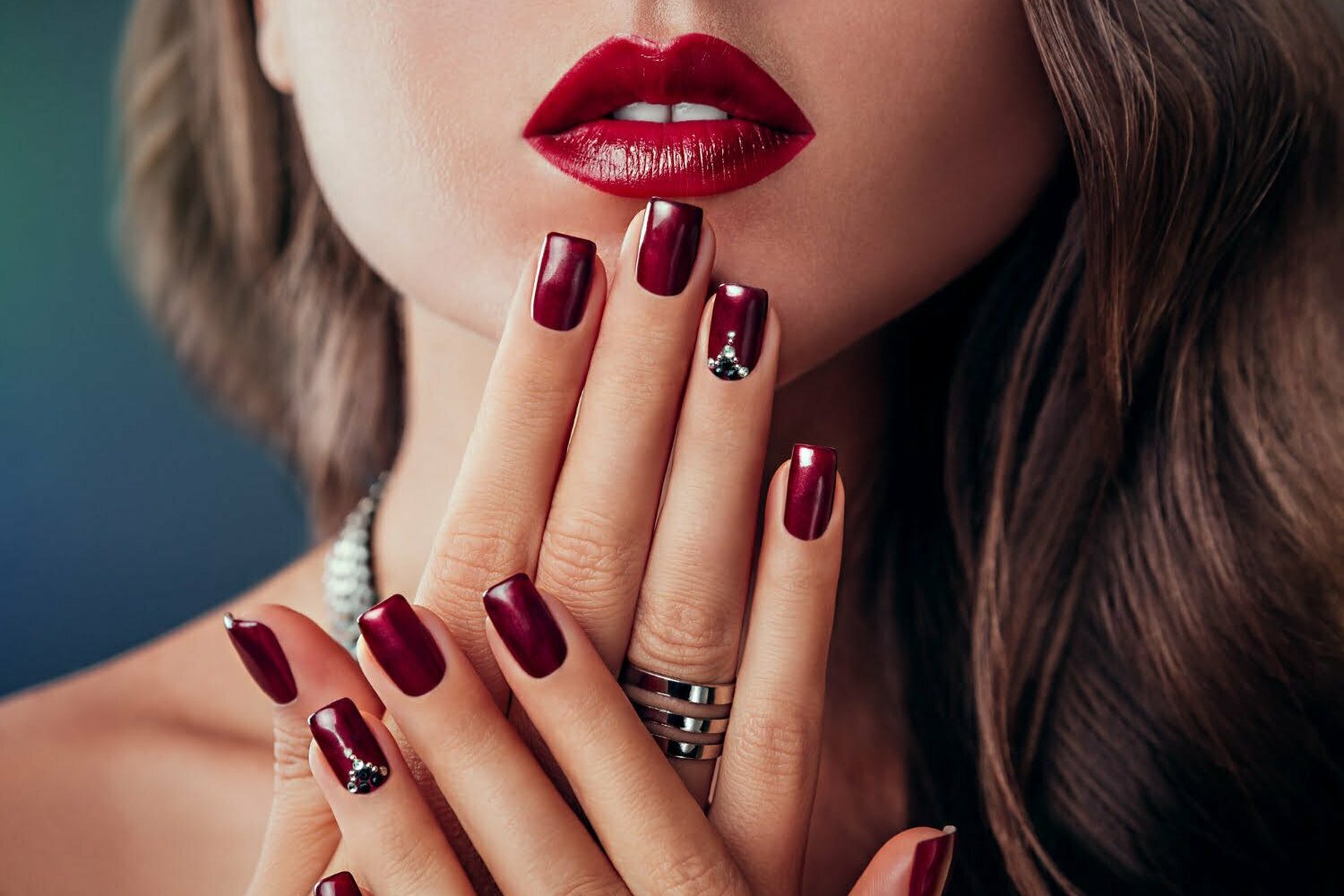 Femme avec des ongles rouges