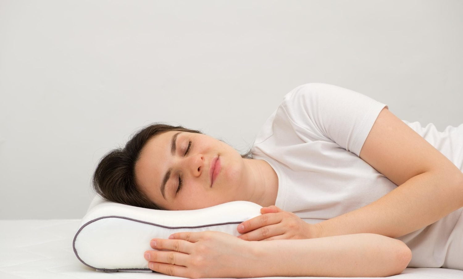 Femme qui dort avec un oreiller