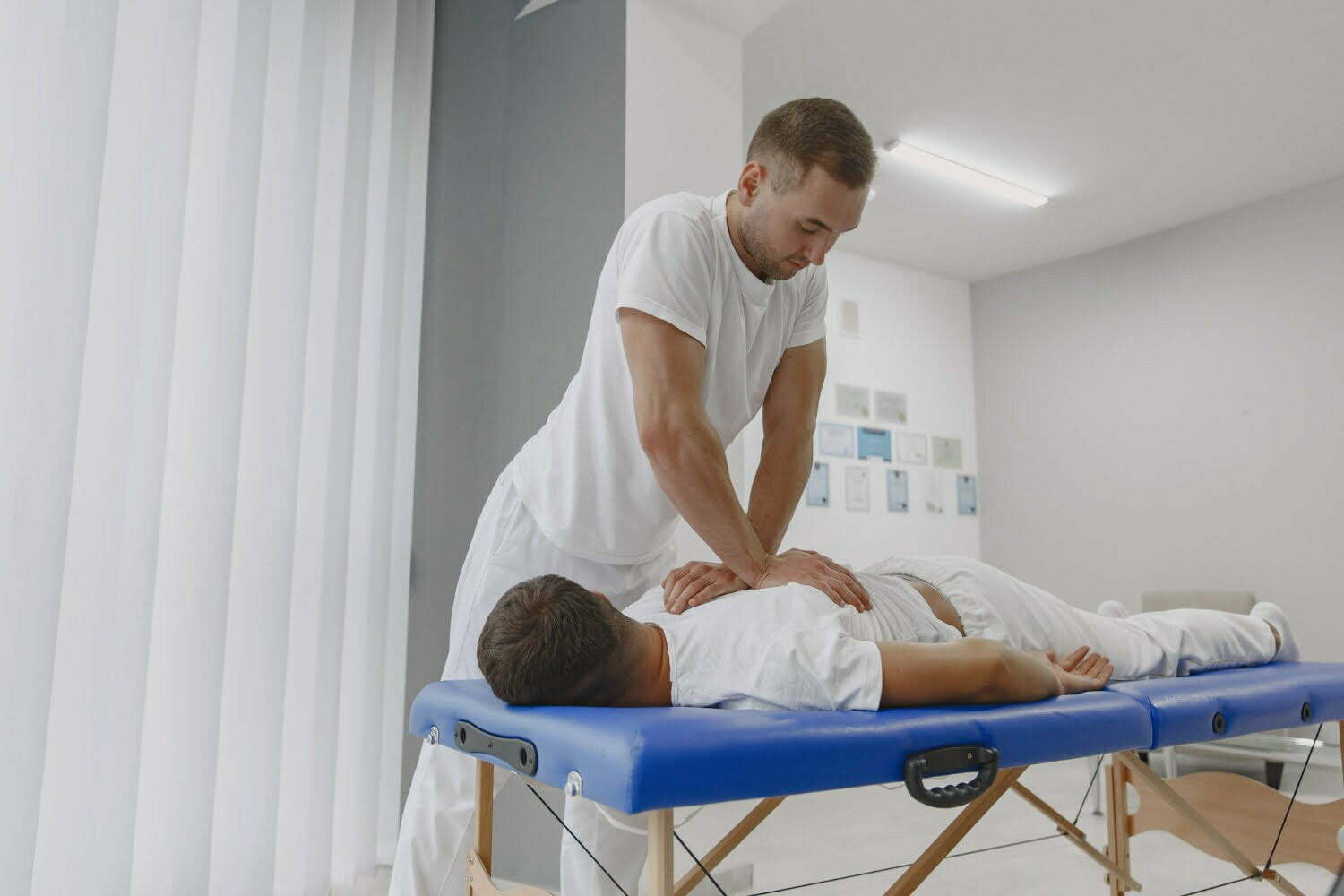 Ostéopathe Vs Chiropracteur : qui consulter