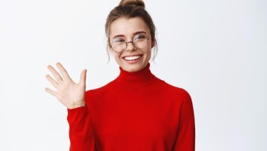 Femme avc un pull rouge saluant