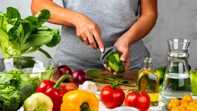 Femme epluchant un avocat