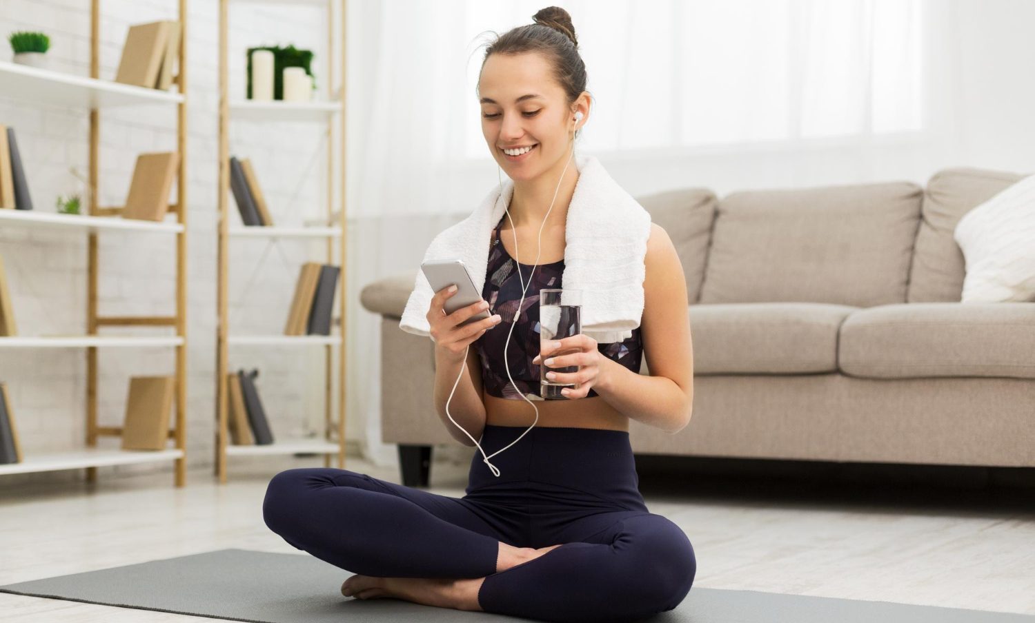 Femme assis regardant son mobile