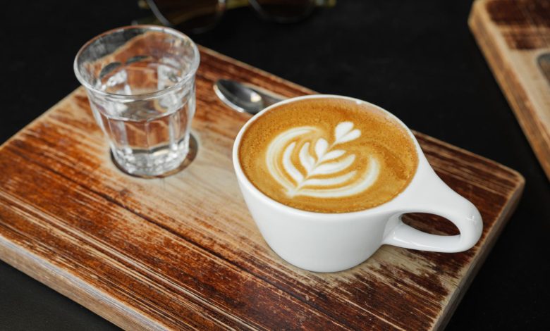 cafe et verre d' eau sur un plateau