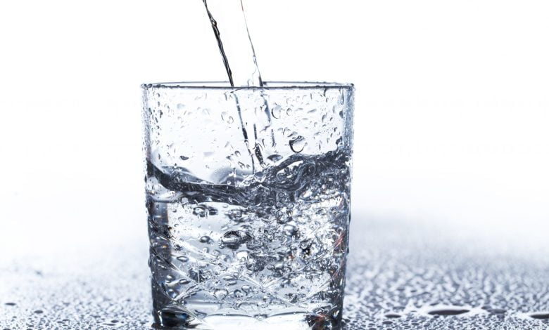 Remplir un verre d' eau gazeuse