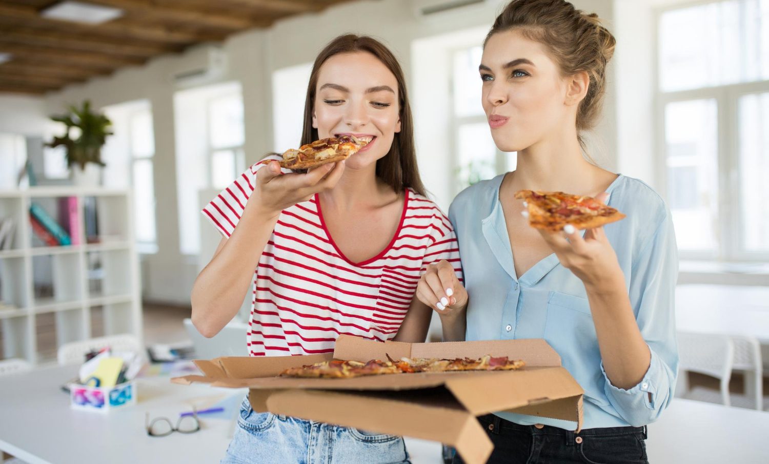 Femme qui mage une pizza