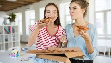 Femme qui mage une pizza