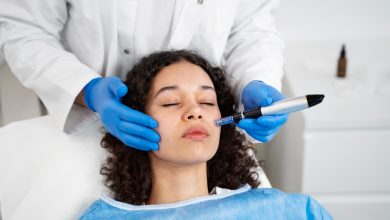 patient-subissant-une-procédure-de-microneedling