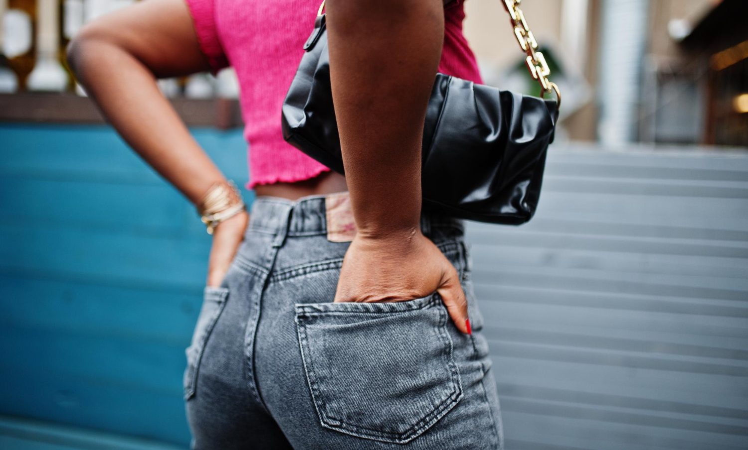 femme avec un jeans serré