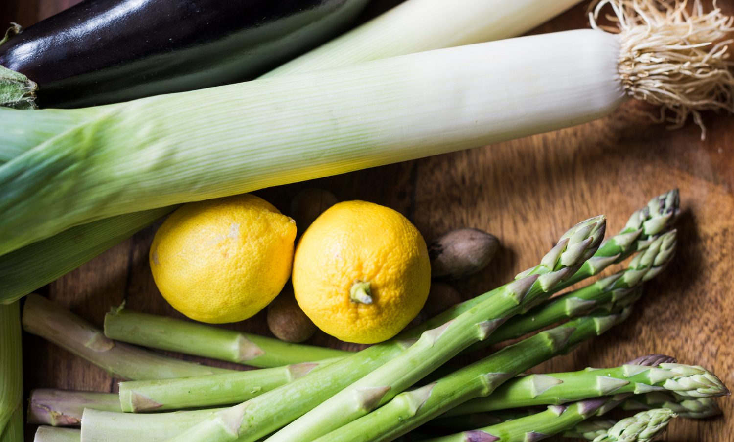 Image de poireaux avec des citrons et des aspqerges