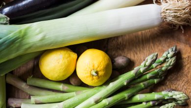 Image de poireaux avec des citrons et des aspqerges