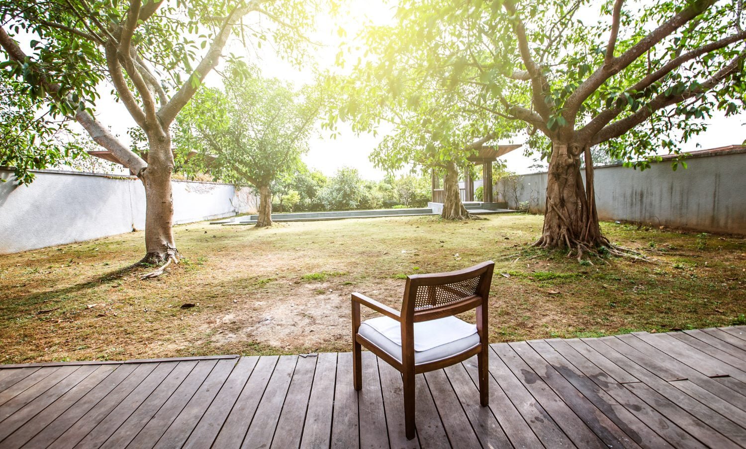 terasse en bois dans un jardin