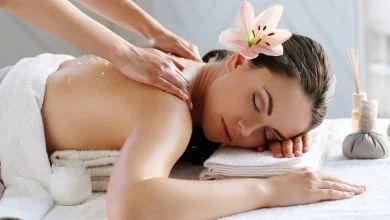 Femme massant une autre femme avec une fleure sur les cheveux