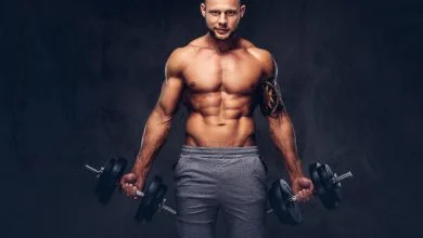 Homme faisant de la musculation