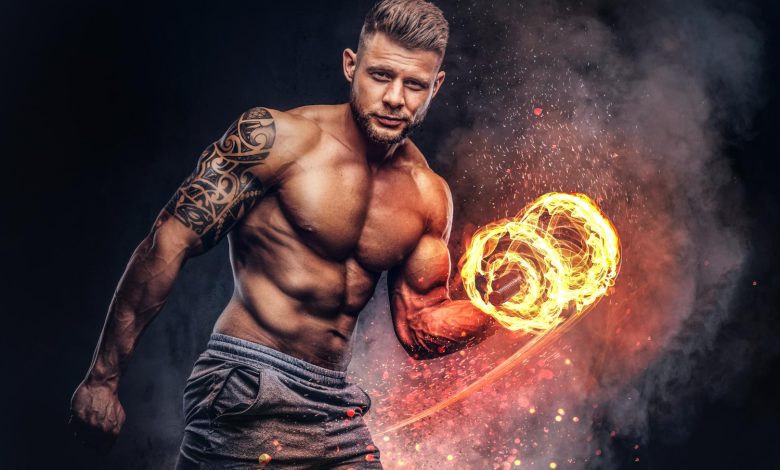 Homme avec des abdoninaux tenant une altere de musculation
