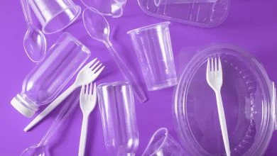 Image avec des verre et de couvert en plastique