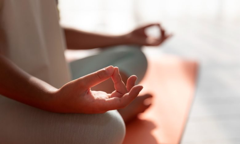 Femme assise en seance de meditation