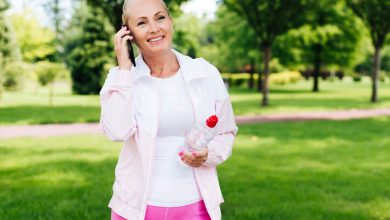 Femme faisant du sport dans un parc