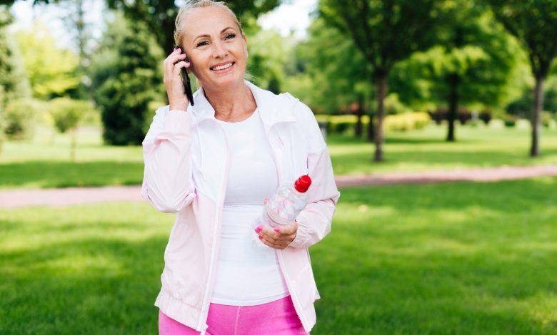 Femme faisant du sport dans un parc