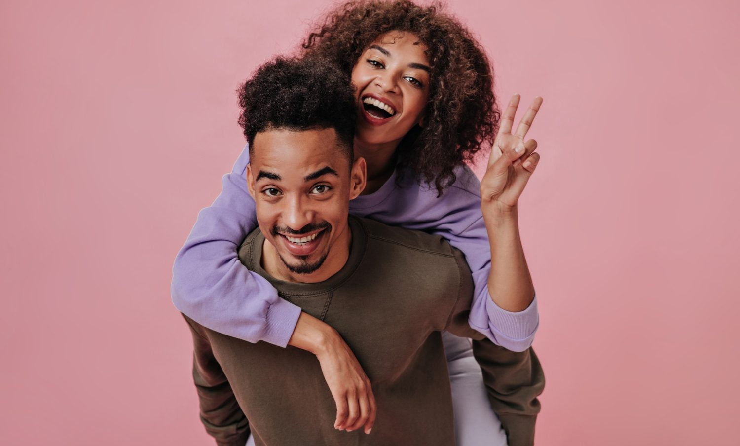 Couple jeune heureux
