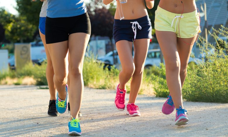 Groupe de femme qui courent