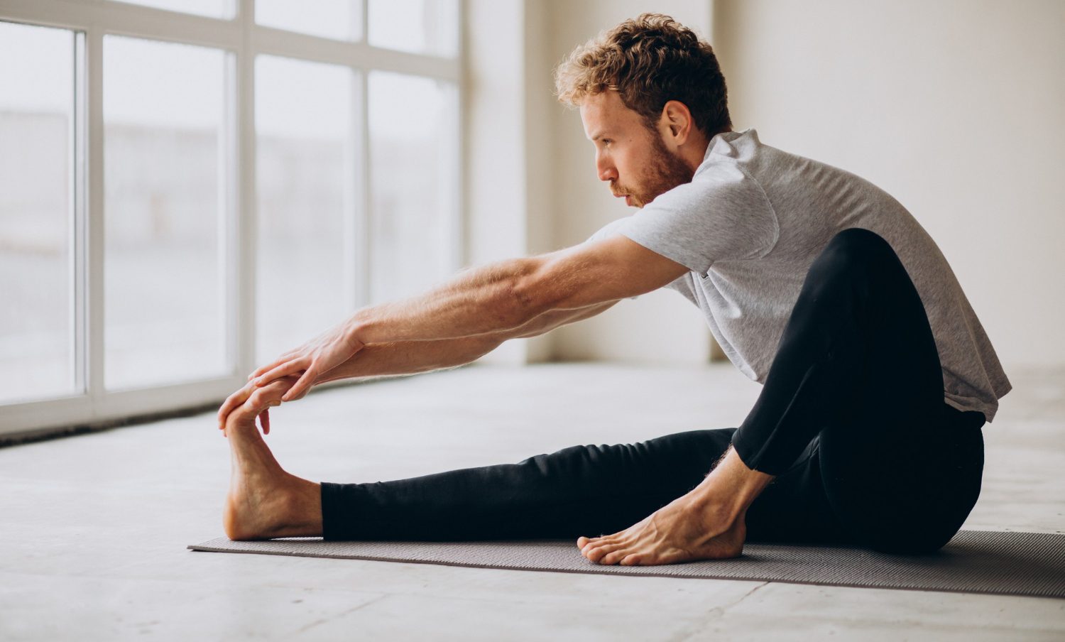 homme faisaint du streching