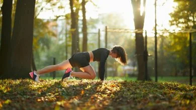 Femme faisant du sport en foret activités physique