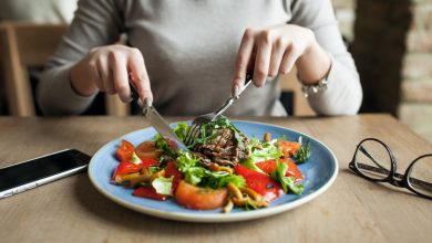 Femme assise et qui mange