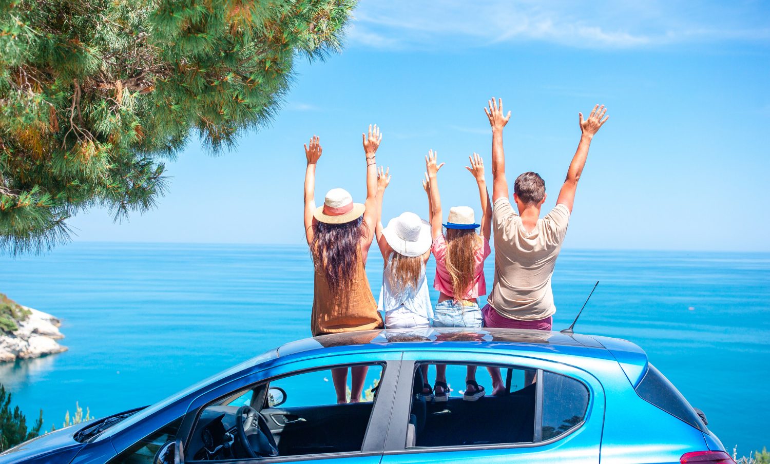 Personne regardant la mer depuis une voiture